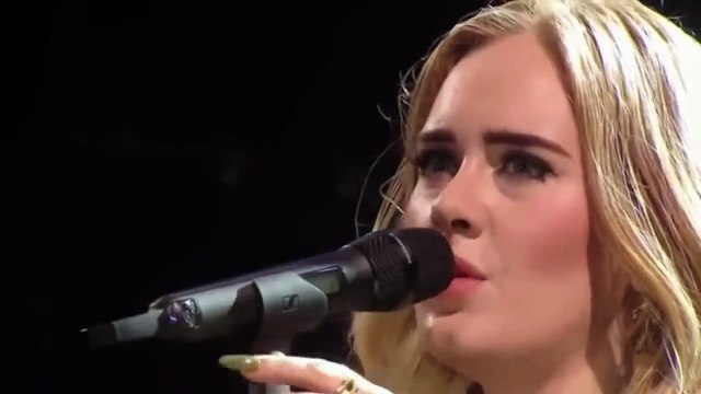 Adele chante Skyfall à Glastonbury