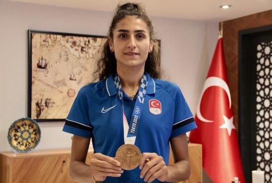 Tokyo'dan madalyayla dönen milli tekvandocu Hatice Kübra İlgün babasına verdiği sözü tuttu