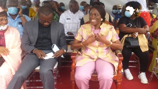 Simone Gbagbo chez le roi de Bonoua lors de la Simone Day