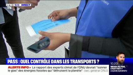 Pass sanitaire dans les trains: gare de Lyon à Paris, des agents accrochent des bracelets au poignet des personnes déjà contrôlées