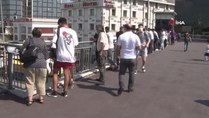 Haramidere E-5'te araç takla attı, vatandaşlar üst geçitte tribün kurup izledi