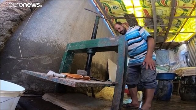 صناعة ورق البردى في مصر..تقليدٌ يأبى الزوال