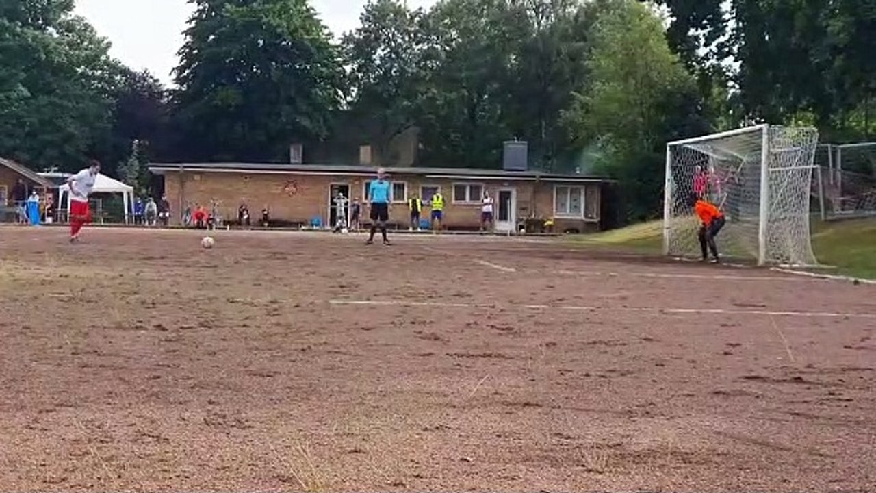 Patrick Antwi pariert den dritten Elfer