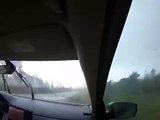 Des arbres tombent devant une voiture pendant une tempête (Biélorussie)