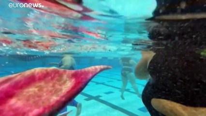 شاهد: أكبر تجمع لحوريات البحر في العالم يقام في الولايات المتحدة