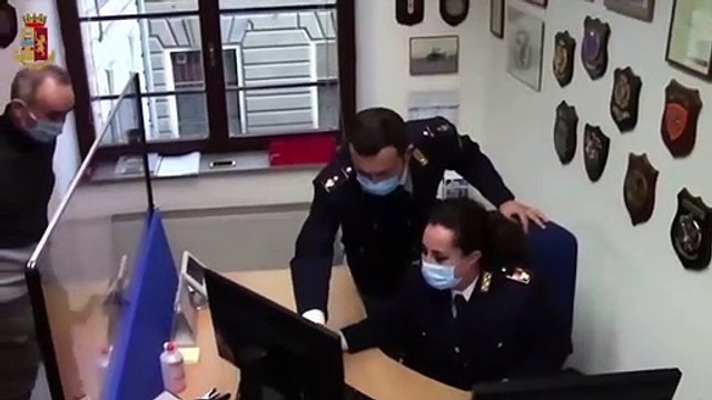 Green pass falsi, ecco come erano venduti online: Una dottoressa compila un certificato...