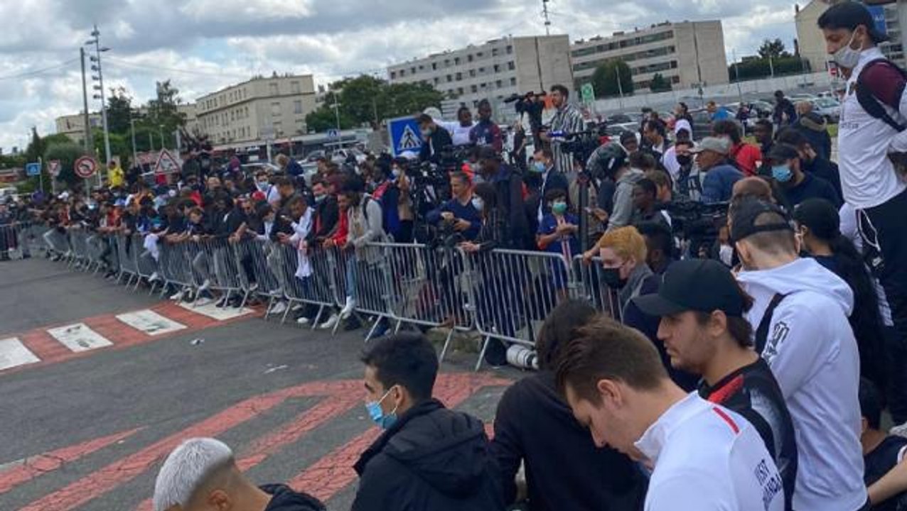 Paris alev alev! Messi'nin geleceğini duyan futbolseverler sokaklara döküldü