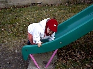 Maxime aime le toboggan