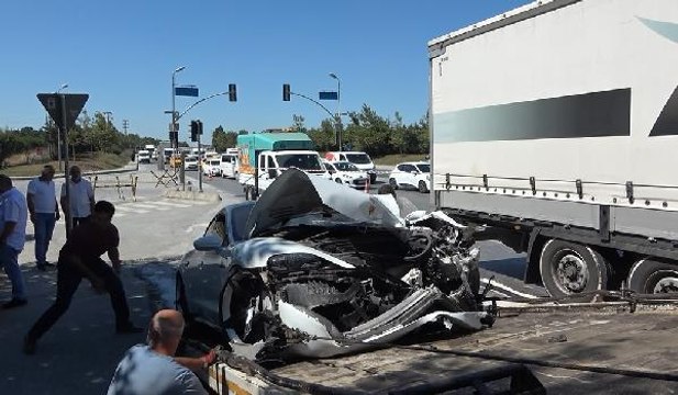 ARNAVUTKÖY'DE TIR İLE ÇARPIŞAN LÜKS OTOMOBİL HURDAYA DÖNDÜ