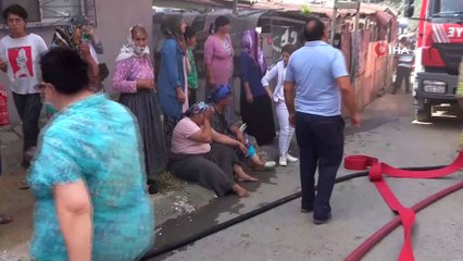 Pendik’te çatı yandı, mahalleli sokağa döküldü