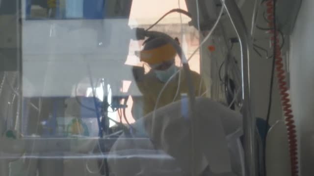 Los ingresos de mayores de 50 años en Cataluña triplican a los de jóvenes