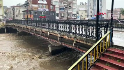 Terme Çayı'nın sağanakla birlikte taşma noktasına geldi: Sele karşı uyarı yapıldı