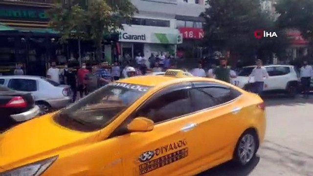 Trafikte tekmeli, sopalı yol verme kavgası kamerada