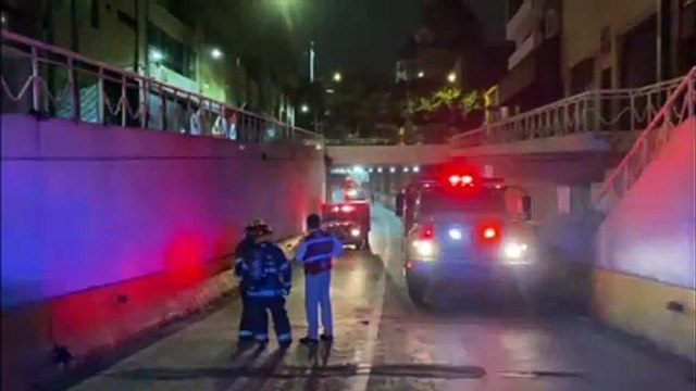 Camioneta termina envuelta en llamas luego de impactarse en el túnel ubicado en avenida Hidalgo