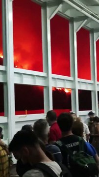 Imagens do interior de ferryboat mostram imagens impressionantes dos incêndios na Grécia