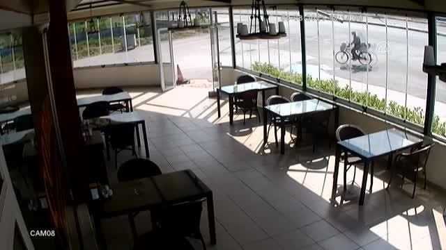 Son dakika! Motosiklet ile bisikletin çarpıştığı kaza güvenlik kamerasına yansıdı