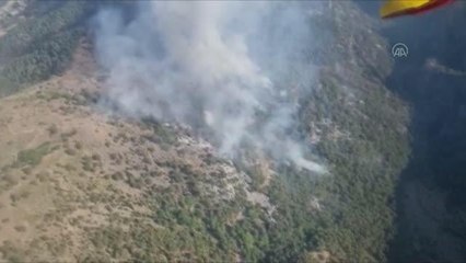 Köyceğiz'de devam eden yangına havadan ve karadan müdahale ediliyor