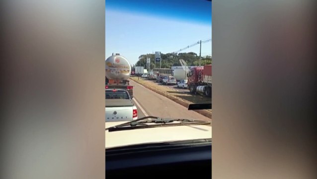 Será que eles pesam que combustível cai do céu , reclama motorista que estava há mais de uma hora no Trevo Cataratas