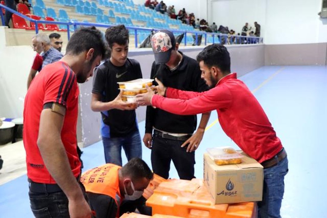 Sağanaktan etkilenen mevsimlik tarım işçilerine sıcak yemek ve yatak desteği