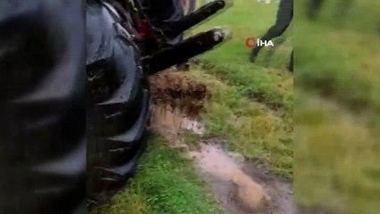 Selde mahsur kalan akrabasını traktörle böyle kurtardı