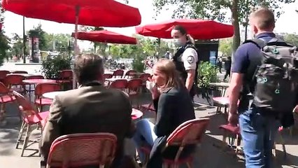 La policía francesa acosa a los ciudadanos, pidiéndoles el pasaporte COVID por estar en la terraza de un bar