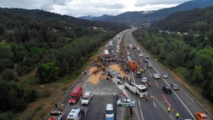 TEM'de kum yüklü kamyon dehşet saçtı: 1 ölü, 1'i ağır 2 yaralı