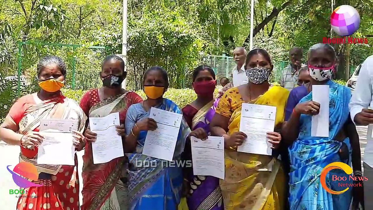 விருதுநகரில் இலவச வீட்டு மனை பட்டா வழங்க 20 ஆண்டுகள் ஆகியும் இதுவரை வீடு கட்டித் தரவில்லை எனக் கூறி பொதுமக்கள் மாவட்ட ஆட்சியரிடம் மனு