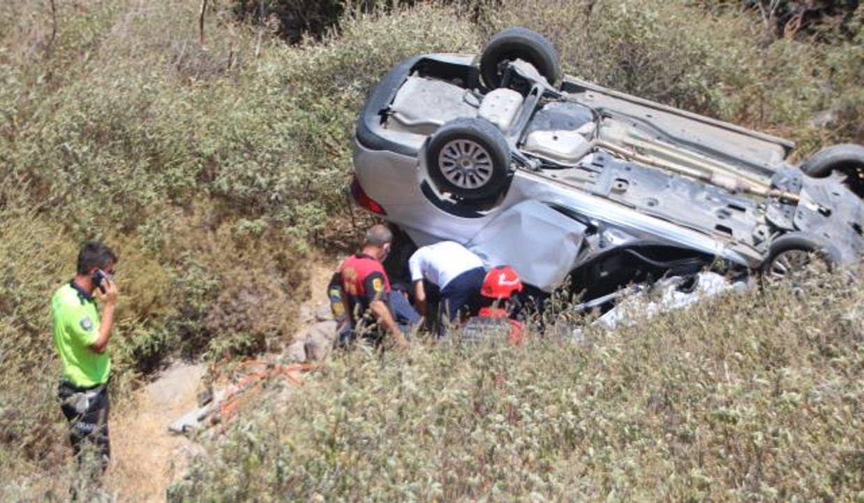 Bodrum'da dere yatağına devrilen otomobilin sürücüsü öldü