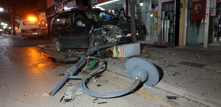 Alkollü sürücü sokağı birbirine kattı! Sırasıyla önündeki araca, direğe, elektrik panosuna ve ağaca çarparak durabildi