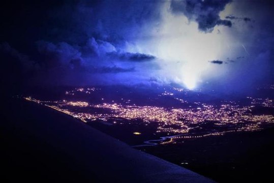 Hatay'ın Samandağ ilçesinde etkili olan şimşekler nedeniyle ilginç görüntüler oluştu
