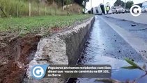 Populares encheram recipientes com óleo diesel que vazou de caminhão na BR 101, na Serra