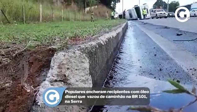 Populares encheram recipientes com óleo diesel que vazou de caminhão na BR 101, na Serra