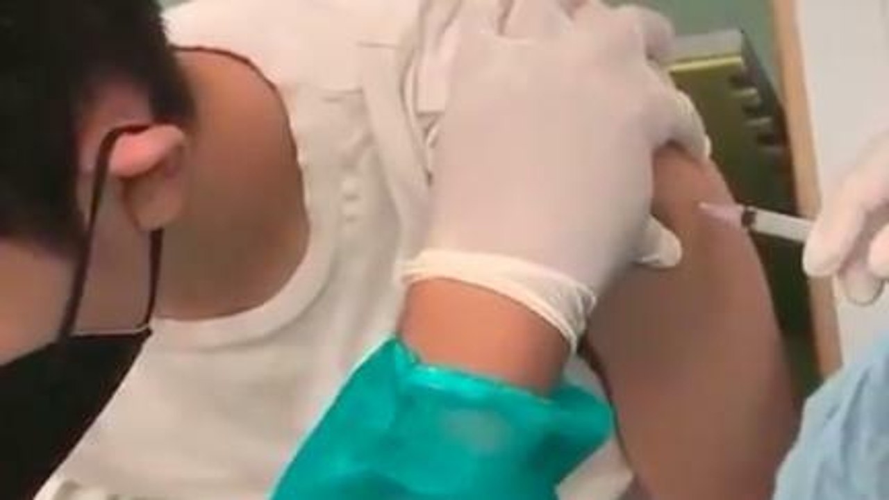 Warga Disuntik Vaksin Kosong?