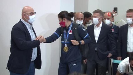 Olimpiyat şampiyonu Busenaz Sürmeneli yurda döndü