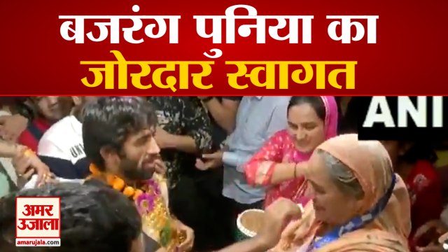 Olympic Bronze Medallist Wrestler Bajrang Punia Receives Rousing Welcome, खुशी में झूमे परिवार वाले