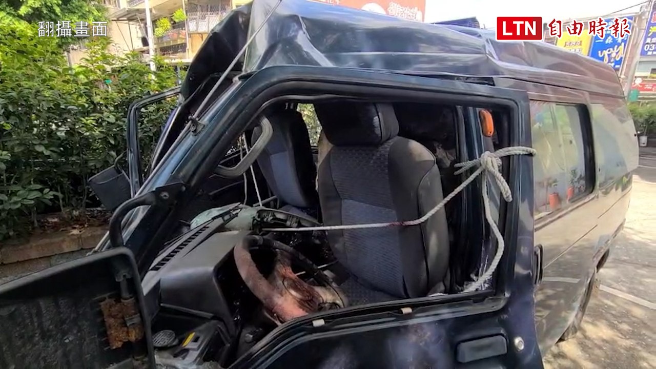 宜蘭冬山清晨車禍 廂型車疑自撞路樹1死1重傷 (翻攝畫面)