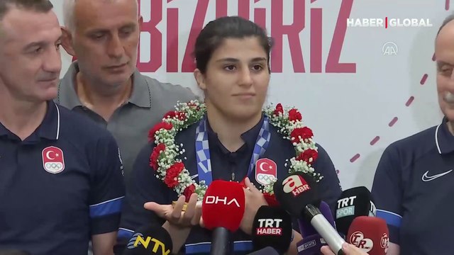 Olimpiyat Şampiyonu Busenaz Sürmeneli yurda döndü