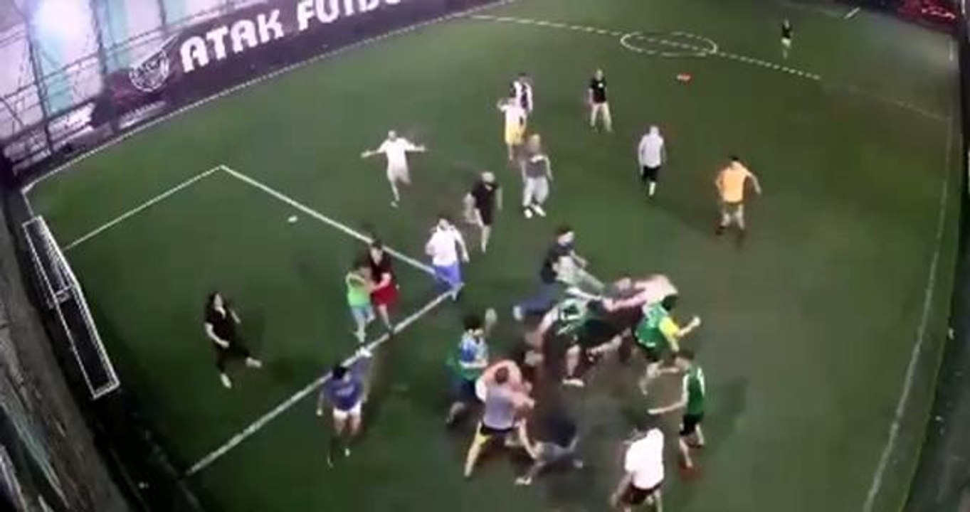 Son dakika haberi! Avcılar'da halı saha maçı, boks maçına döndü...O anlar kameralara yansıdı