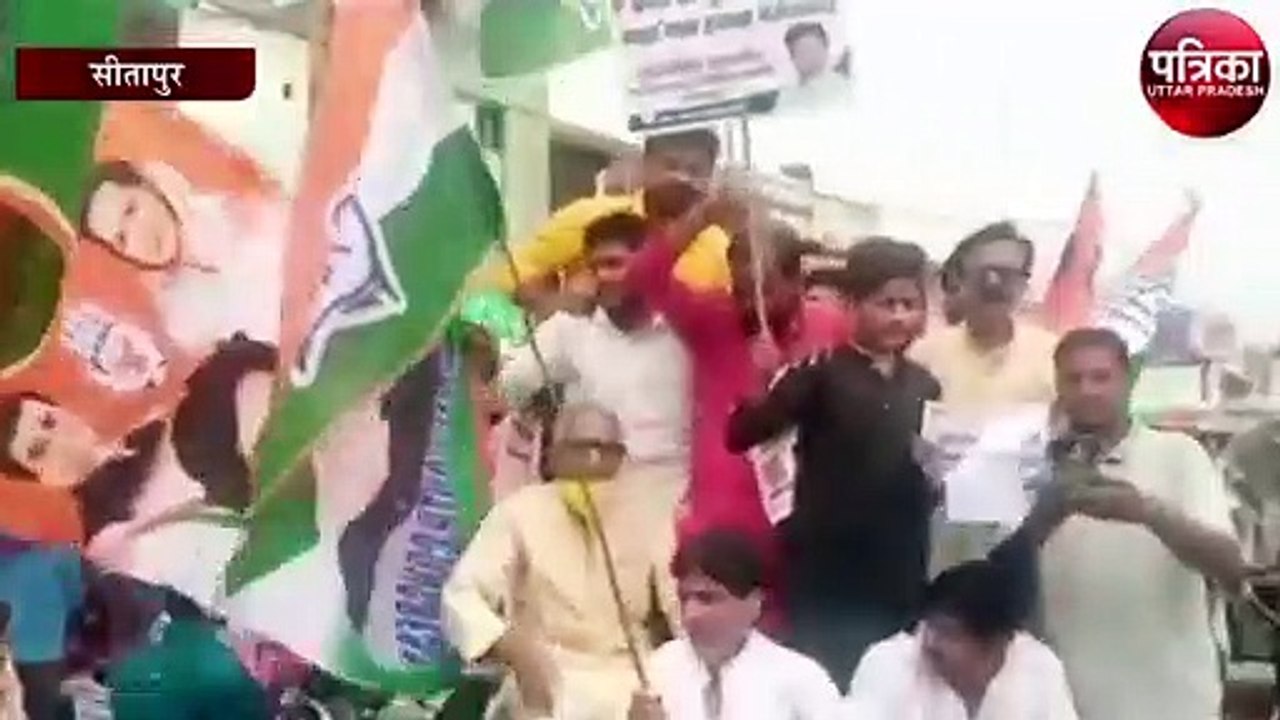 कांग्रेसियों ने बढ़ती महंगाई और बेरोजगारी को निकली रैली, रिक्शा चलाकर किया विरोध प्रदर्शन