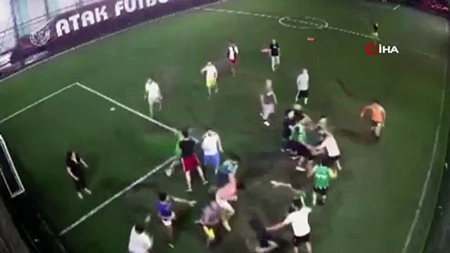 Halı saha maçı, boks maçına döndü