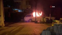 (BURSA)- Bursa'da bir otomobil mahallenin ortasında alev alev yandı