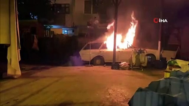 - Bursa’da bir otomobil mahallenin ortasında alev alev yandı