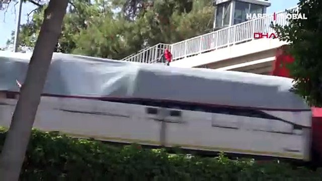 Antalya'da üst geçitten atlamak üzere olan kişiyi polis yakaladı