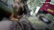 Türk askeri kurtardığı anne köpek ve yavrularına kumanyasını verdi