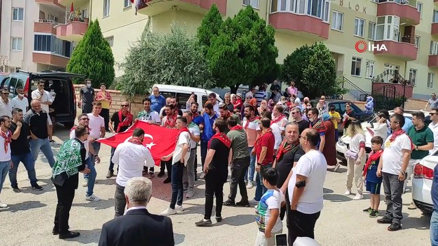 Damadı evlendiğine pişman ettiler: Ayak yıkatıp, çorap koklattılar