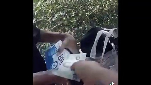 Tiktoker chuyên phát quà ở SG xin ông chú 20k rồi hồn nhiên cho lại 500k