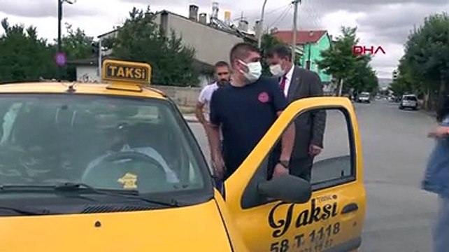 Kaza yapan taksi şöfürünü vali sakinleştirdi