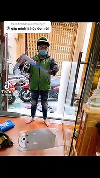 Nam tài xế xịt khuẩn vào cơ thể trước khi vào quán