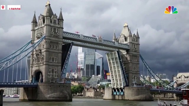 Le pont basculant de Londres, Tower Bridge, coincé en position levée à cause d'un incident technique , perturbant fortement le trafic dans la capitale anglaise