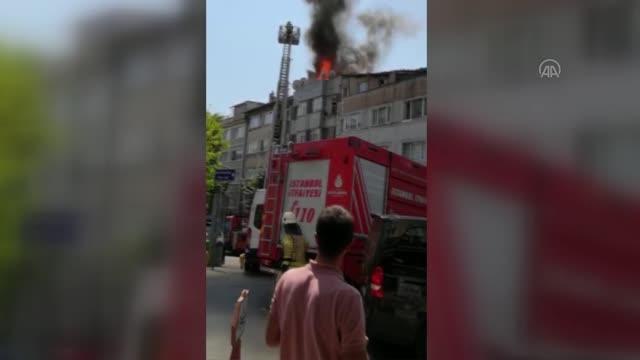 Son dakika haber... Fatih'te apartmanın çatısında çıkan yangın söndürüldü